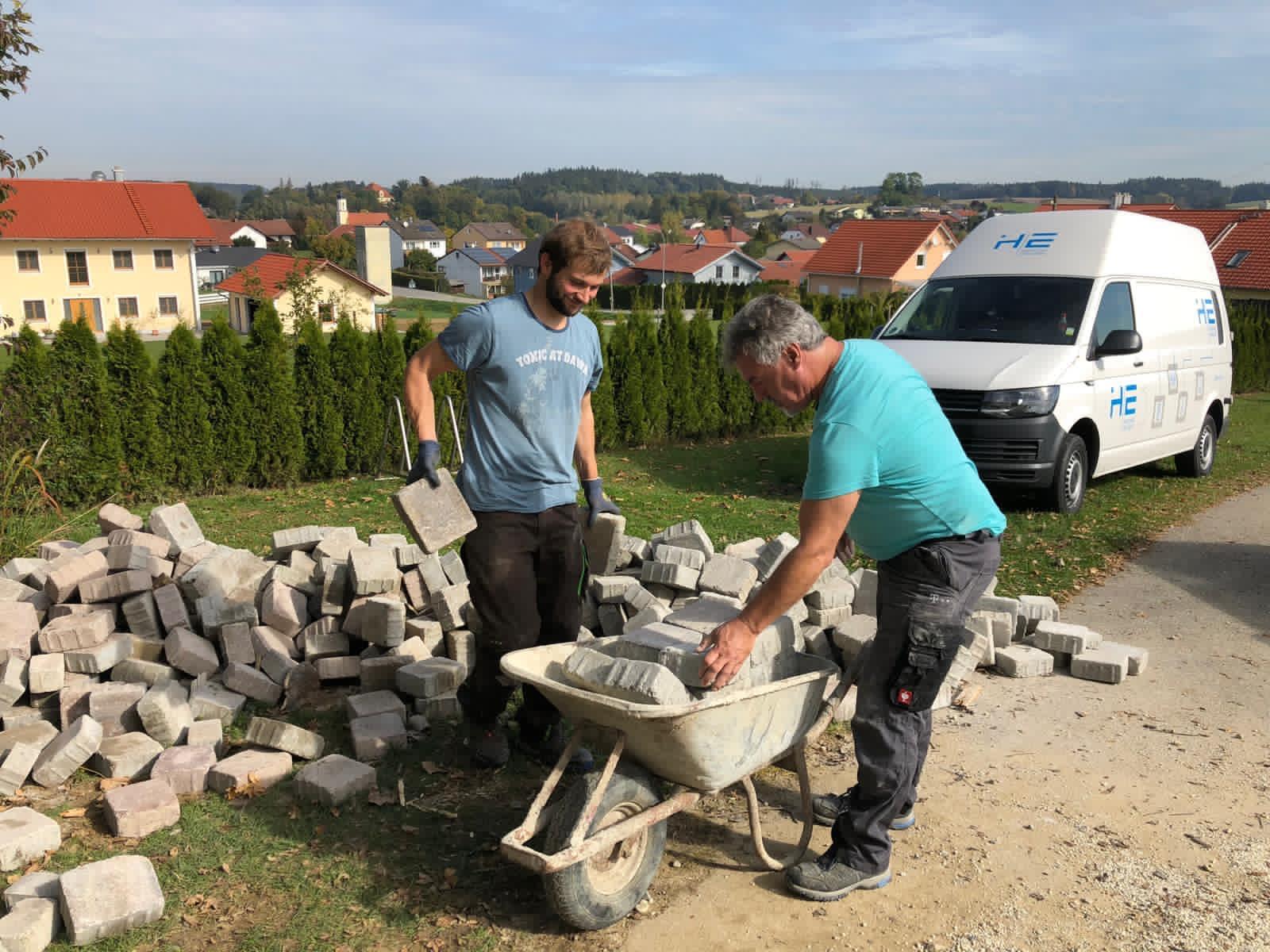 Pflasterarbeiten mit Schubkarre