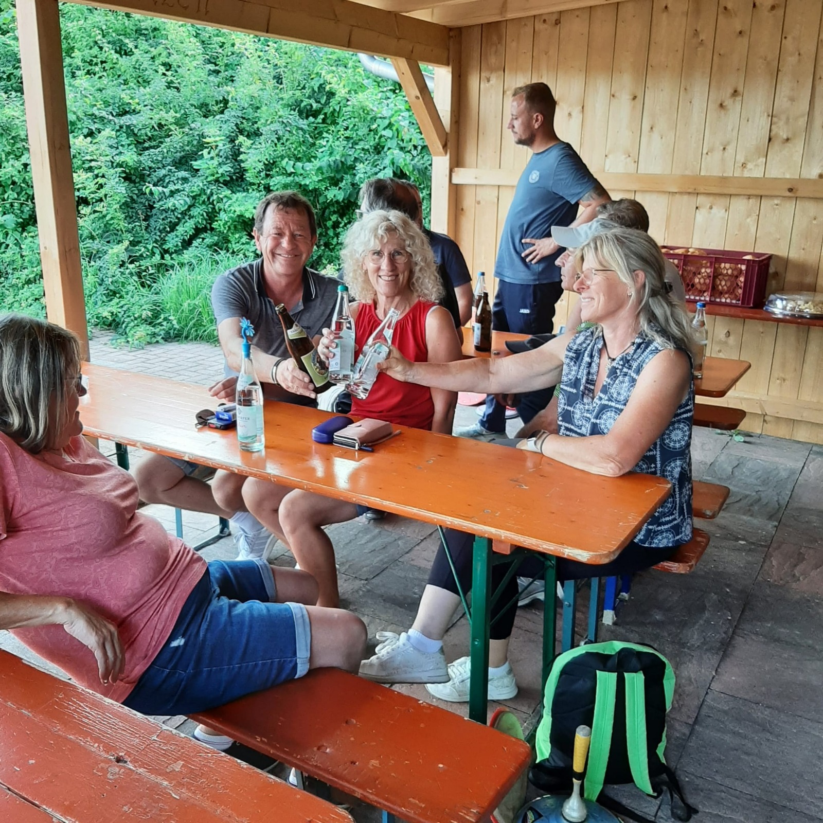 Gemütliche Runde im Pavillon