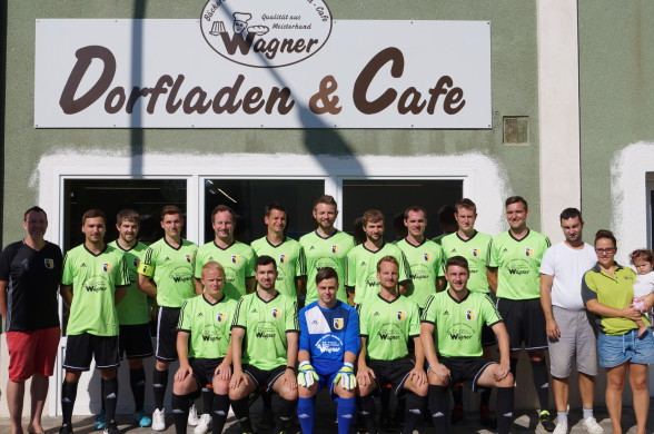 (Abteilungsleiter Christoph Wurstbauer, Sponsor Stefan Wagner mit Familie sowie die Spieler der 1. Mannschaft)